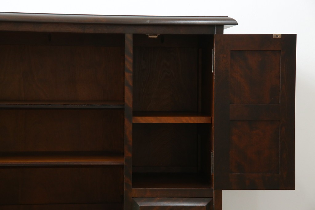 中古　北海道民芸家具　クラシカルな雰囲気が魅力!　落ち着きのある空間づくりにおすすめのサイドボード　(R-058222)