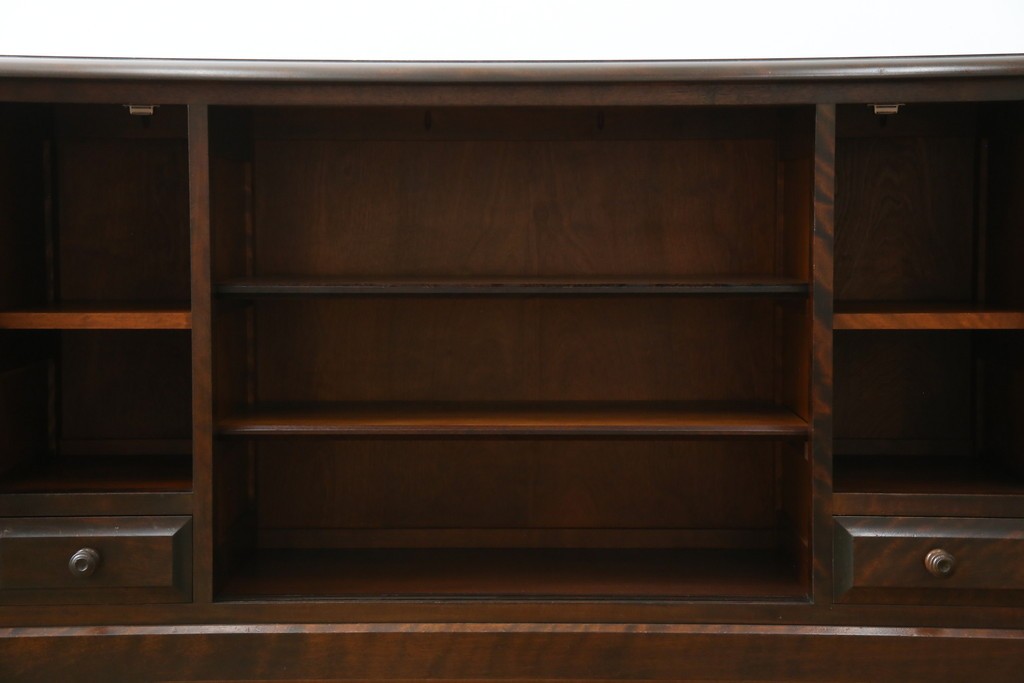 中古　北海道民芸家具　クラシカルな雰囲気が魅力!　落ち着きのある空間づくりにおすすめのサイドボード　(R-058222)