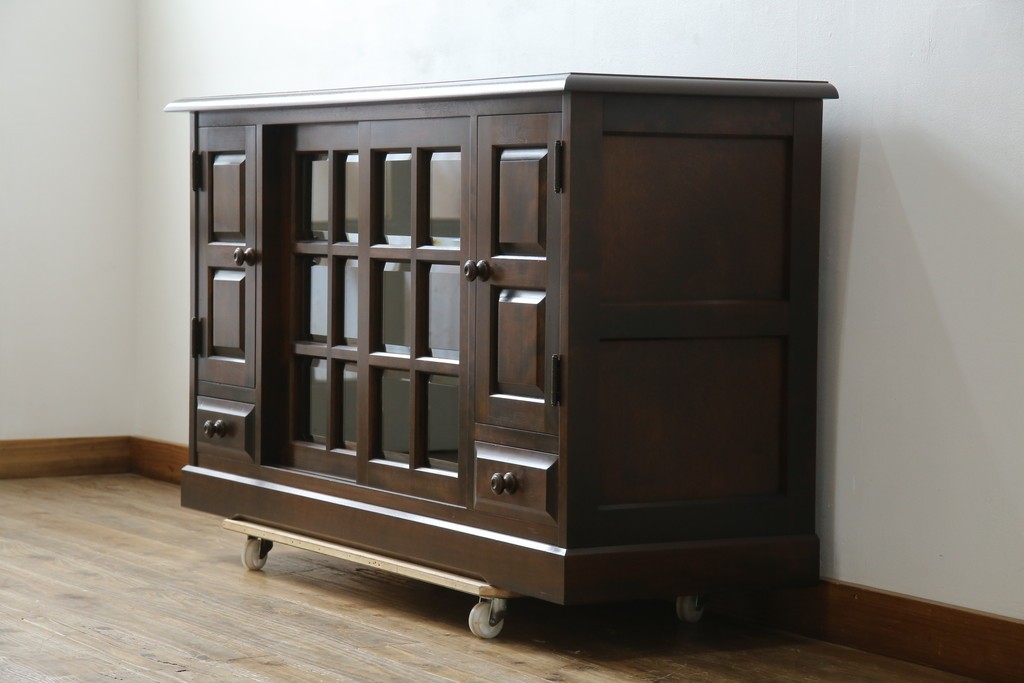 中古　北海道民芸家具　クラシカルな雰囲気が魅力!　落ち着きのある空間づくりにおすすめのサイドボード　(R-058222)