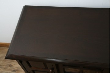 中古　北海道民芸家具　クラシカルな雰囲気が魅力!　落ち着きのある空間づくりにおすすめのサイドボード　(R-058222)