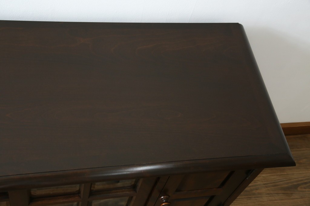 中古　北海道民芸家具　クラシカルな雰囲気が魅力!　落ち着きのある空間づくりにおすすめのサイドボード　(R-058222)