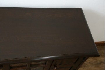 中古　北海道民芸家具　クラシカルな雰囲気が魅力!　落ち着きのある空間づくりにおすすめのサイドボード　(R-058222)