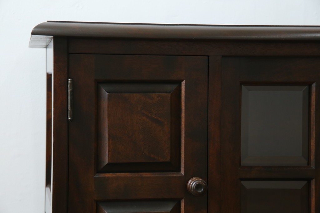 中古　北海道民芸家具　クラシカルな雰囲気が魅力!　落ち着きのある空間づくりにおすすめのサイドボード　(R-058222)