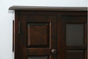 中古　北海道民芸家具　クラシカルな雰囲気が魅力!　落ち着きのある空間づくりにおすすめのサイドボード　(R-058222)