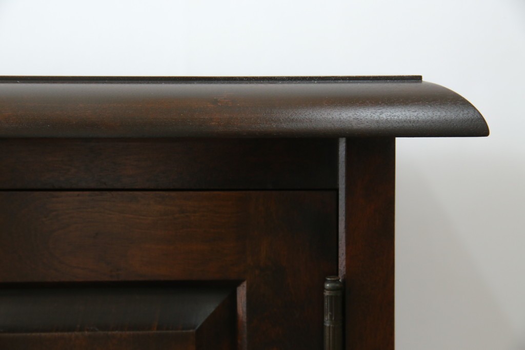 中古　北海道民芸家具　クラシカルな雰囲気が魅力!　落ち着きのある空間づくりにおすすめのサイドボード　(R-058222)