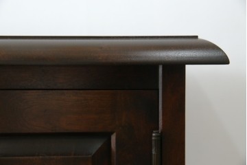 中古　北海道民芸家具　クラシカルな雰囲気が魅力!　落ち着きのある空間づくりにおすすめのサイドボード　(R-058222)