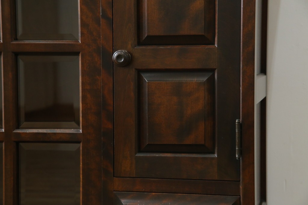 中古　北海道民芸家具　クラシカルな雰囲気が魅力!　落ち着きのある空間づくりにおすすめのサイドボード　(R-058222)