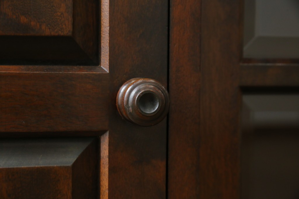 中古　北海道民芸家具　クラシカルな雰囲気が魅力!　落ち着きのある空間づくりにおすすめのサイドボード　(R-058222)