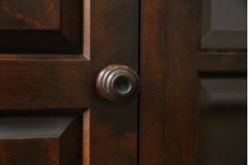 中古　北海道民芸家具　クラシカルな雰囲気が魅力!　落ち着きのある空間づくりにおすすめのサイドボード　(R-058222)