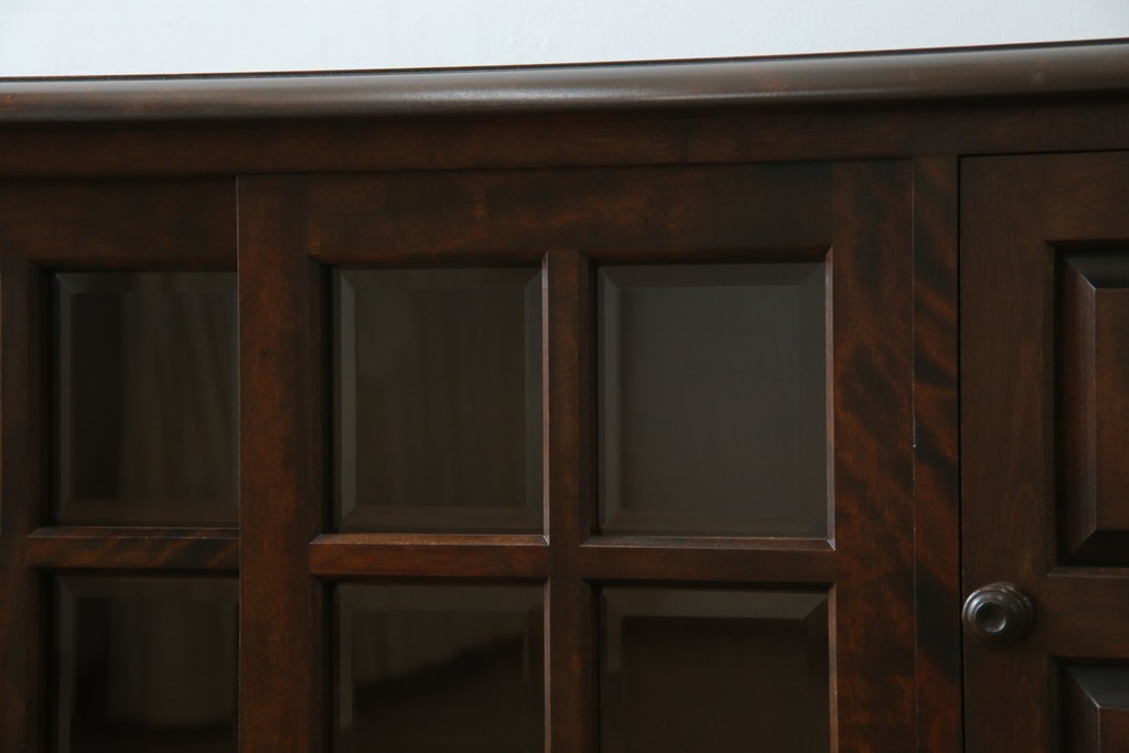 中古　北海道民芸家具　クラシカルな雰囲気が魅力!　落ち着きのある空間づくりにおすすめのサイドボード　(R-058222)