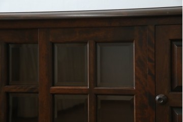 中古　北海道民芸家具　クラシカルな雰囲気が魅力!　落ち着きのある空間づくりにおすすめのサイドボード　(R-058222)