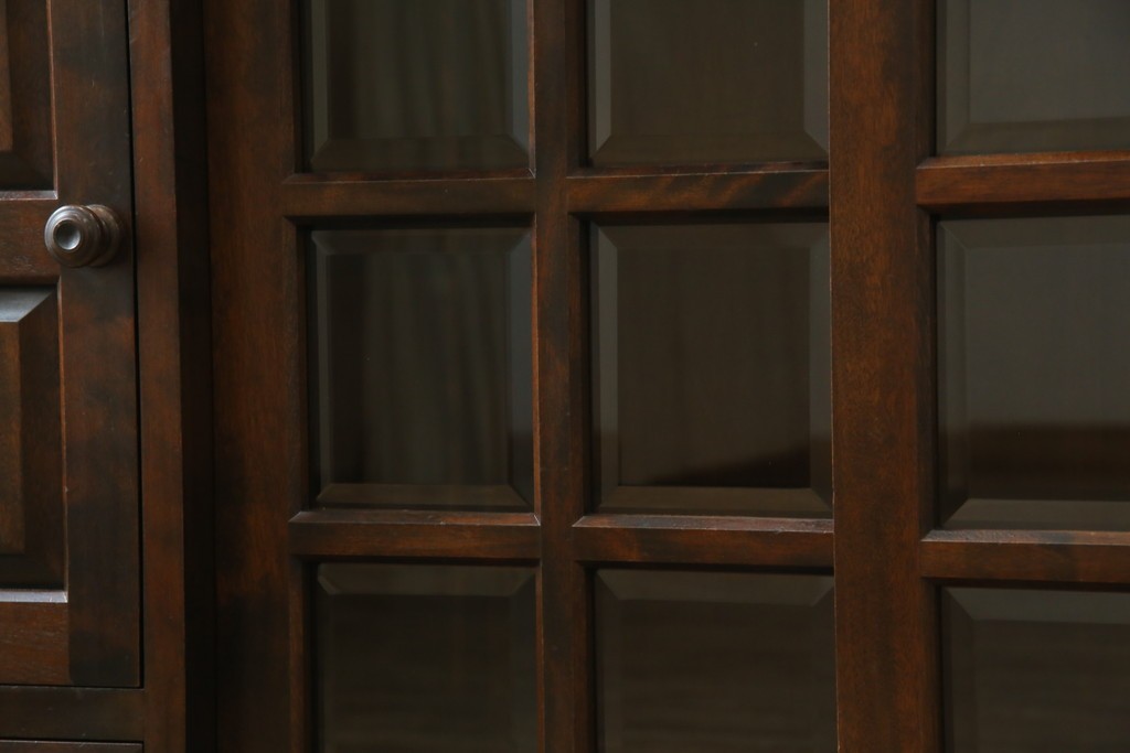 中古　北海道民芸家具　クラシカルな雰囲気が魅力!　落ち着きのある空間づくりにおすすめのサイドボード　(R-058222)