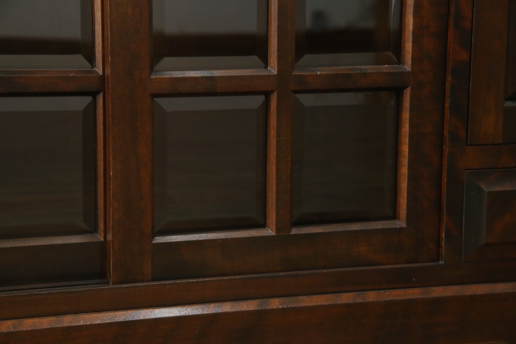 中古　北海道民芸家具　クラシカルな雰囲気が魅力!　落ち着きのある空間づくりにおすすめのサイドボード　(R-058222)