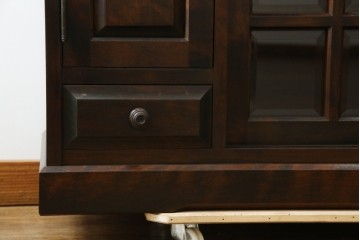 中古　北海道民芸家具　クラシカルな雰囲気が魅力!　落ち着きのある空間づくりにおすすめのサイドボード　(R-058222)