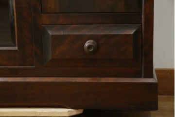 中古　北海道民芸家具　クラシカルな雰囲気が魅力!　落ち着きのある空間づくりにおすすめのサイドボード　(R-058222)