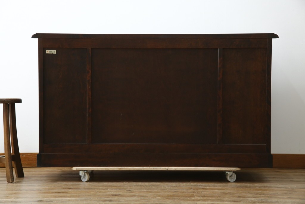 中古　北海道民芸家具　クラシカルな雰囲気が魅力!　落ち着きのある空間づくりにおすすめのサイドボード　(R-058222)