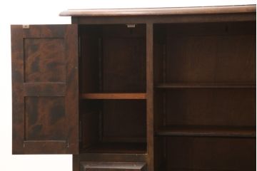 中古　北海道民芸家具　クラシカルな雰囲気が魅力!　落ち着きのある空間づくりにおすすめのサイドボード(サイドキャビネット、収納棚、リビングボード)(R-08222)