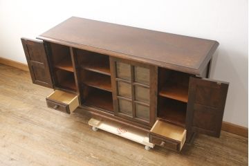 中古　北海道民芸家具　クラシカルな雰囲気が魅力!　落ち着きのある空間づくりにおすすめのサイドボード(サイドキャビネット、収納棚、リビングボード)(R-08222)