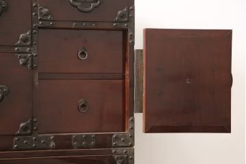 アンティーク家具　超美品　明治大正期　前面欅(ケヤキ)材　上手物　大きな桜丸金具が目を惹く漆のきれいな米沢箪笥(重ね箪笥、和たんす、収納箪笥、時代箪笥、整理タンス)(R-058223)