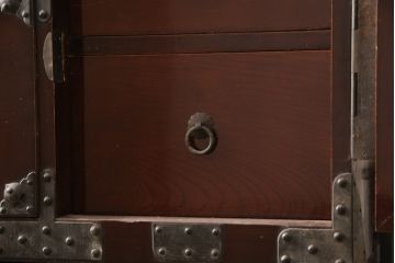 アンティーク家具　超美品　明治大正期　前面欅(ケヤキ)材　上手物　大きな桜丸金具が目を惹く漆のきれいな米沢箪笥(重ね箪笥、和たんす、収納箪笥、時代箪笥、整理タンス)(R-058223)