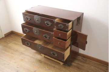 アンティーク家具　超美品　明治大正期　前面欅(ケヤキ)材　上手物　大きな桜丸金具が目を惹く漆のきれいな米沢箪笥(重ね箪笥、和たんす、収納箪笥、時代箪笥、整理タンス)(R-058223)