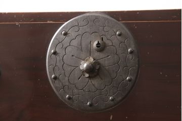 アンティーク家具　超美品　明治大正期　前面欅(ケヤキ)材　上手物　大きな桜丸金具が目を惹く漆のきれいな米沢箪笥(重ね箪笥、和たんす、収納箪笥、時代箪笥、整理タンス)(R-058223)