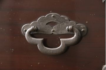 アンティーク家具　超美品　明治大正期　前面欅(ケヤキ)材　上手物　大きな桜丸金具が目を惹く漆のきれいな米沢箪笥(重ね箪笥、和たんす、収納箪笥、時代箪笥、整理タンス)(R-058223)