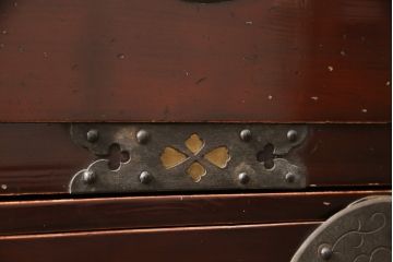 アンティーク家具　超美品　明治大正期　前面欅(ケヤキ)材　上手物　大きな桜丸金具が目を惹く漆のきれいな米沢箪笥(重ね箪笥、和たんす、収納箪笥、時代箪笥、整理タンス)(R-058223)