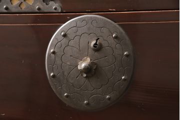 アンティーク家具　超美品　明治大正期　前面欅(ケヤキ)材　上手物　大きな桜丸金具が目を惹く漆のきれいな米沢箪笥(重ね箪笥、和たんす、収納箪笥、時代箪笥、整理タンス)(R-058223)
