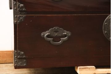 アンティーク家具　超美品　明治大正期　前面欅(ケヤキ)材　上手物　大きな桜丸金具が目を惹く漆のきれいな米沢箪笥(重ね箪笥、和たんす、収納箪笥、時代箪笥、整理タンス)(R-058223)