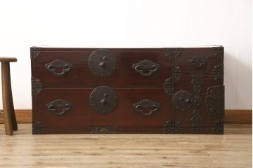 アンティーク家具　超美品　明治大正期　前面欅(ケヤキ)材　上手物　大きな桜丸金具が目を惹く漆のきれいな米沢箪笥(和たんす、収納箪笥、時代箪笥、整理タンス)(R-058224)