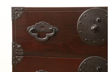 アンティーク家具　超美品　明治大正期　前面欅(ケヤキ)材　上手物　大きな桜丸金具が目を惹く漆のきれいな米沢箪笥(和たんす、収納箪笥、時代箪笥、整理タンス)(R-058224)