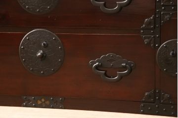 アンティーク家具　超美品　明治大正期　前面欅(ケヤキ)材　上手物　大きな桜丸金具が目を惹く漆のきれいな米沢箪笥(和たんす、収納箪笥、時代箪笥、整理タンス)(R-058224)