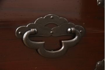 アンティーク家具　超美品　明治大正期　前面欅(ケヤキ)材　上手物　大きな桜丸金具が目を惹く漆のきれいな米沢箪笥(和たんす、収納箪笥、時代箪笥、整理タンス)(R-058224)