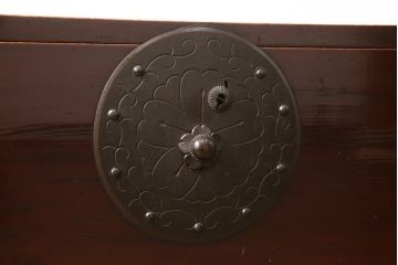 アンティーク家具　超美品　明治大正期　前面欅(ケヤキ)材　上手物　大きな桜丸金具が目を惹く漆のきれいな米沢箪笥(和たんす、収納箪笥、時代箪笥、整理タンス)(R-058224)