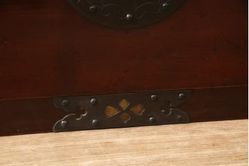 アンティーク家具　超美品　明治大正期　前面欅(ケヤキ)材　上手物　大きな桜丸金具が目を惹く漆のきれいな米沢箪笥(和たんす、収納箪笥、時代箪笥、整理タンス)(R-058224)
