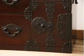 アンティーク家具　超美品　明治大正期　前面欅(ケヤキ)材　上手物　大きな桜丸金具が目を惹く漆のきれいな米沢箪笥(和たんす、収納箪笥、時代箪笥、整理タンス)(R-058224)