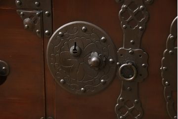 アンティーク家具　超美品　明治大正期　前面欅(ケヤキ)材　上手物　大きな桜丸金具が目を惹く漆のきれいな米沢箪笥(和たんす、収納箪笥、時代箪笥、整理タンス)(R-058224)