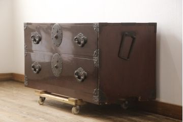 アンティーク家具　超美品　明治大正期　前面欅(ケヤキ)材　上手物　大きな桜丸金具が目を惹く漆のきれいな米沢箪笥(和たんす、収納箪笥、時代箪笥、整理タンス)(R-058225)