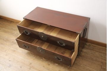 アンティーク家具　超美品　明治大正期　前面欅(ケヤキ)材　上手物　大きな桜丸金具が目を惹く漆のきれいな米沢箪笥(和たんす、収納箪笥、時代箪笥、整理タンス)(R-058225)