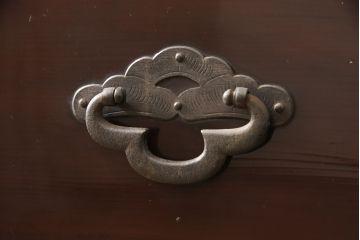 アンティーク家具　超美品　明治大正期　前面欅(ケヤキ)材　上手物　大きな桜丸金具が目を惹く漆のきれいな米沢箪笥(和たんす、収納箪笥、時代箪笥、整理タンス)(R-058225)