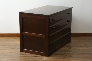 中古　美品　松本民芸家具　ヒノキ天板リメイク　落ち着きのある佇まいがシックな雰囲気を醸し出すチェスト(サイドチェスト、引き出し)(R-058227)