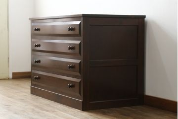 中古　美品　松本民芸家具　ヒノキ天板リメイク　落ち着きのある佇まいがシックな雰囲気を醸し出すチェスト(サイドチェスト、引き出し)(R-058227)