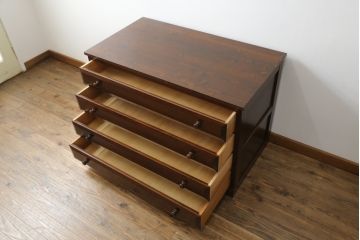 中古　美品　松本民芸家具　ヒノキ天板リメイク　落ち着きのある佇まいがシックな雰囲気を醸し出すチェスト(サイドチェスト、引き出し)(R-058227)