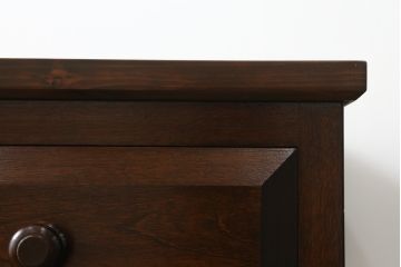 中古　美品　松本民芸家具　ヒノキ天板リメイク　落ち着きのある佇まいがシックな雰囲気を醸し出すチェスト(サイドチェスト、引き出し)(R-058227)