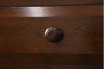 中古　美品　松本民芸家具　ヒノキ天板リメイク　落ち着きのある佇まいがシックな雰囲気を醸し出すチェスト(サイドチェスト、引き出し)(R-058227)