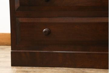 中古　美品　松本民芸家具　ヒノキ天板リメイク　落ち着きのある佇まいがシックな雰囲気を醸し出すチェスト(サイドチェスト、引き出し)(R-058227)