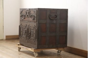 和製アンティーク　完全オリジナル　厚手金具　時代を感じる渋い金具が重厚感を漂わせる佐渡船箪笥(舟箪笥、時代箪笥、帳箱、小物収納、帳場箪笥)(R-058229)