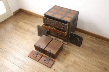 和製アンティーク　完全オリジナル　厚手金具　時代を感じる渋い金具が重厚感を漂わせる佐渡船箪笥(舟箪笥、時代箪笥、帳箱、小物収納、帳場箪笥)(R-058229)