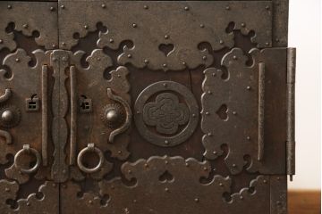 和製アンティーク　完全オリジナル　厚手金具　時代を感じる渋い金具が重厚感を漂わせる佐渡船箪笥(舟箪笥、時代箪笥、帳箱、小物収納、帳場箪笥)(R-058229)